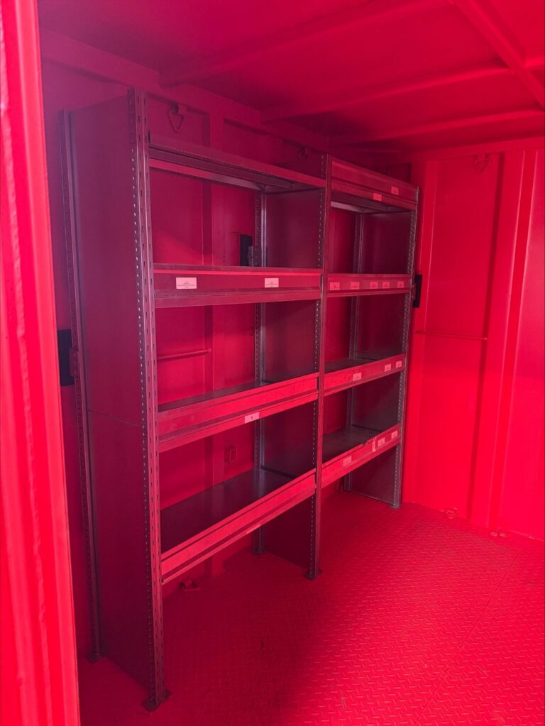 Indvendigt i en 10 fods offshore container med stålreoler