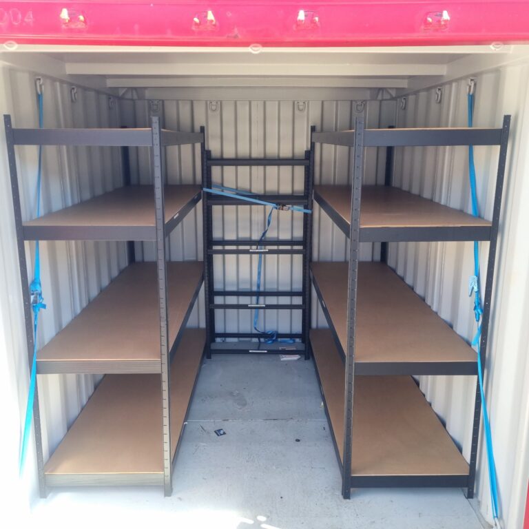 Stålreoler med surringsstropper i en 10 fods offshore container