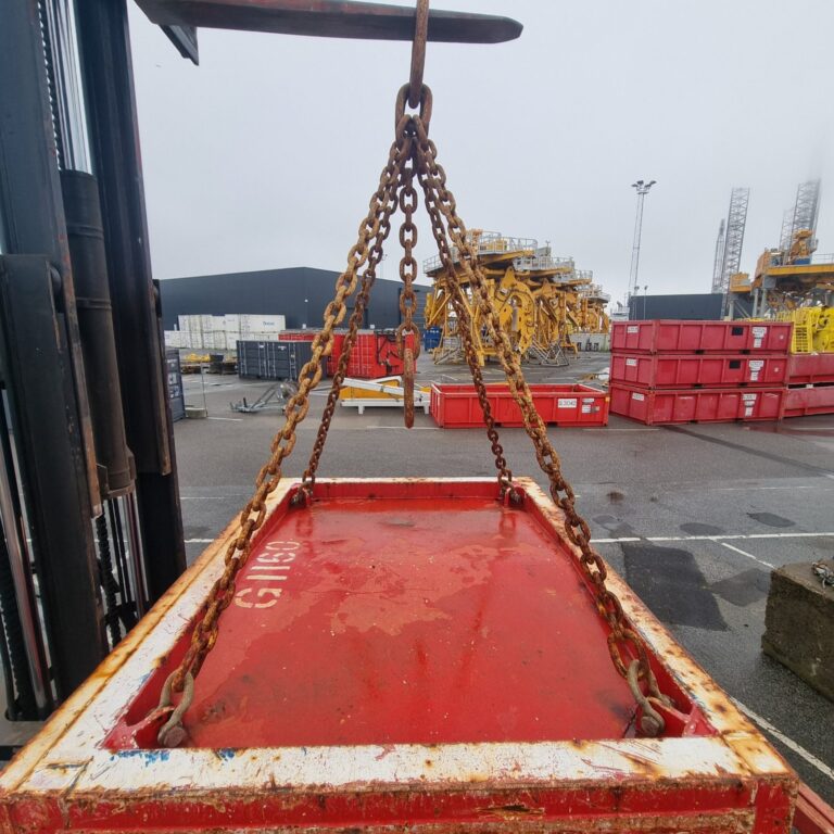 6 fods offshore container løftet i sit 4-parts sling
