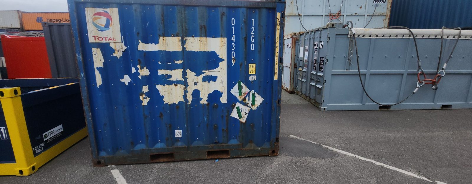 10 fods offshore container med afskallet maling før sandblæsning