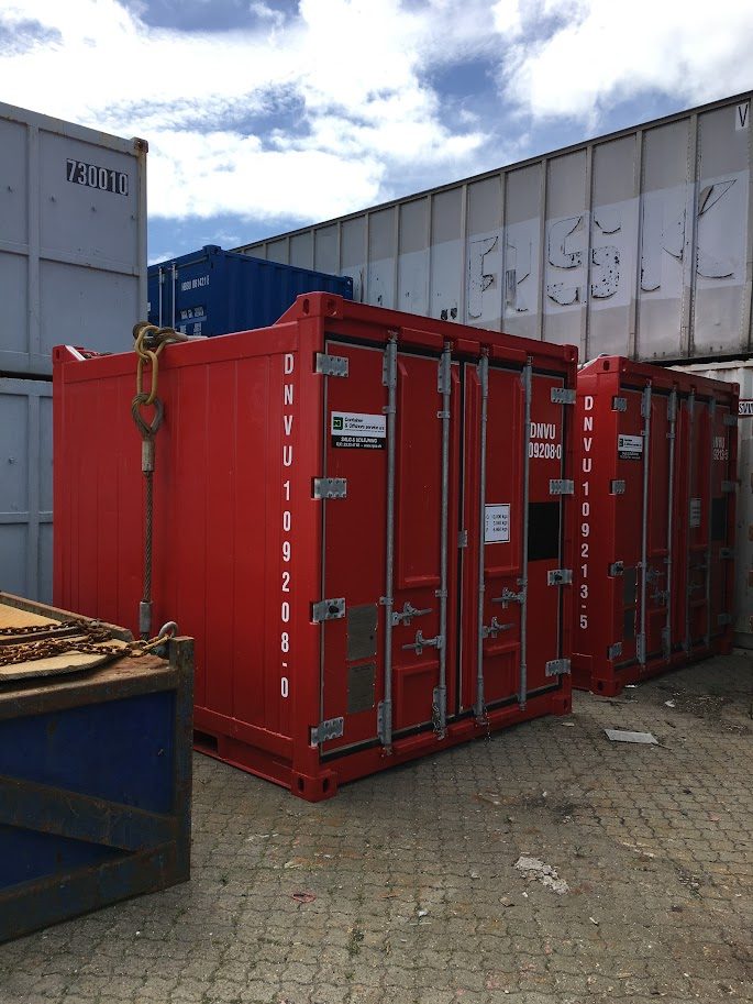 10 fods offshore kølecontainer med falmet maling før istandsættelse